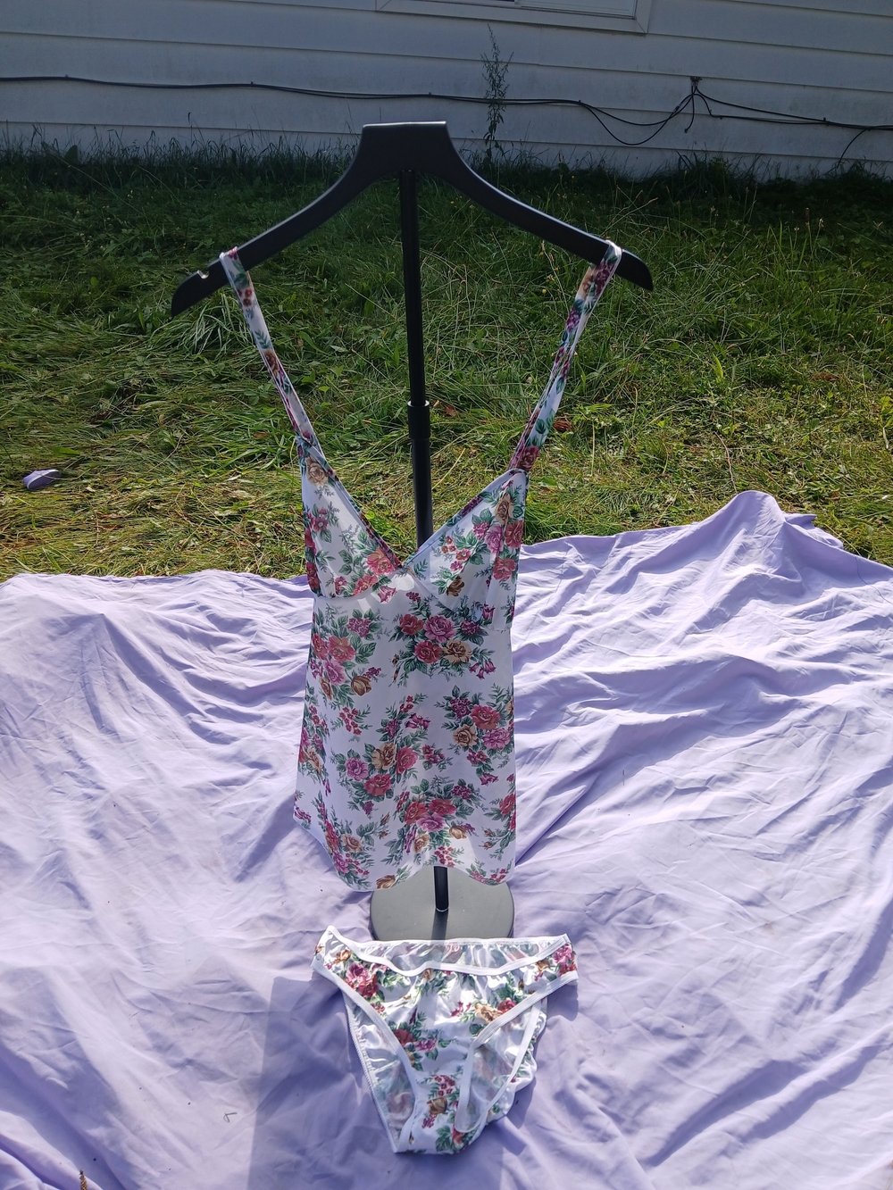 Floral V-Neck Lingerie Set in White and Pink